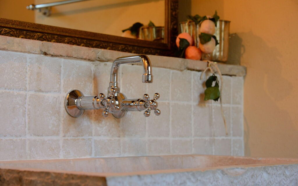 Villa Tombolina: villa-tombolina-colli-al-metauro-pesaro-urbino-bathroom-detail