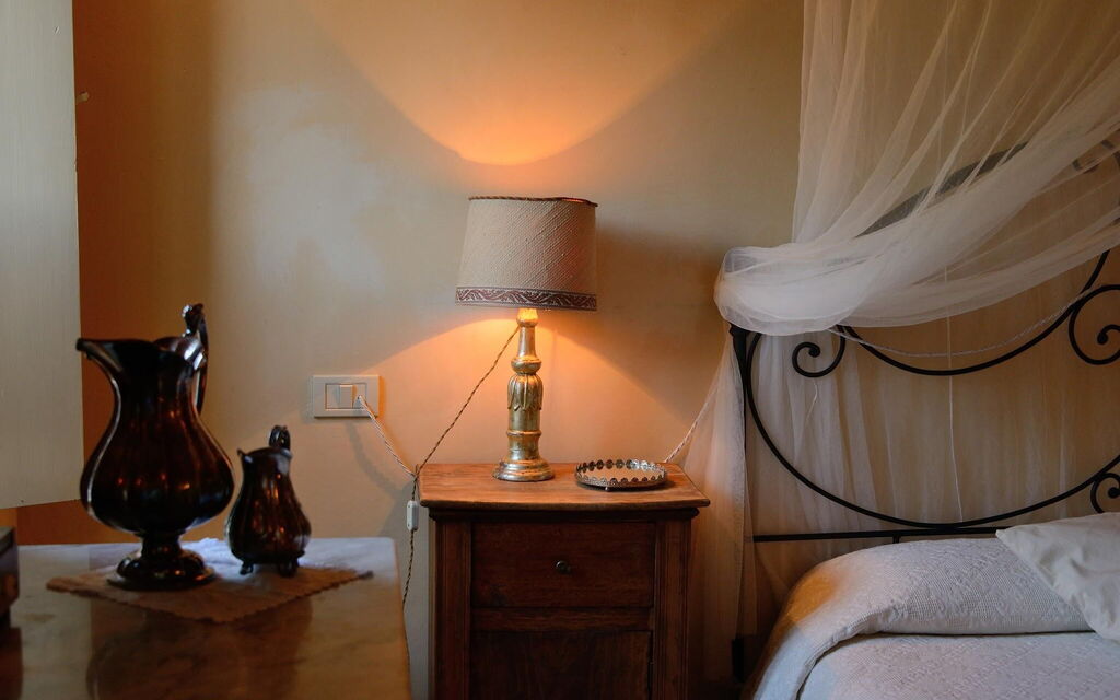 Villa Tombolina: villa-tombolina-colli-al-metauro-pesaro-urbino-bedroom-detail