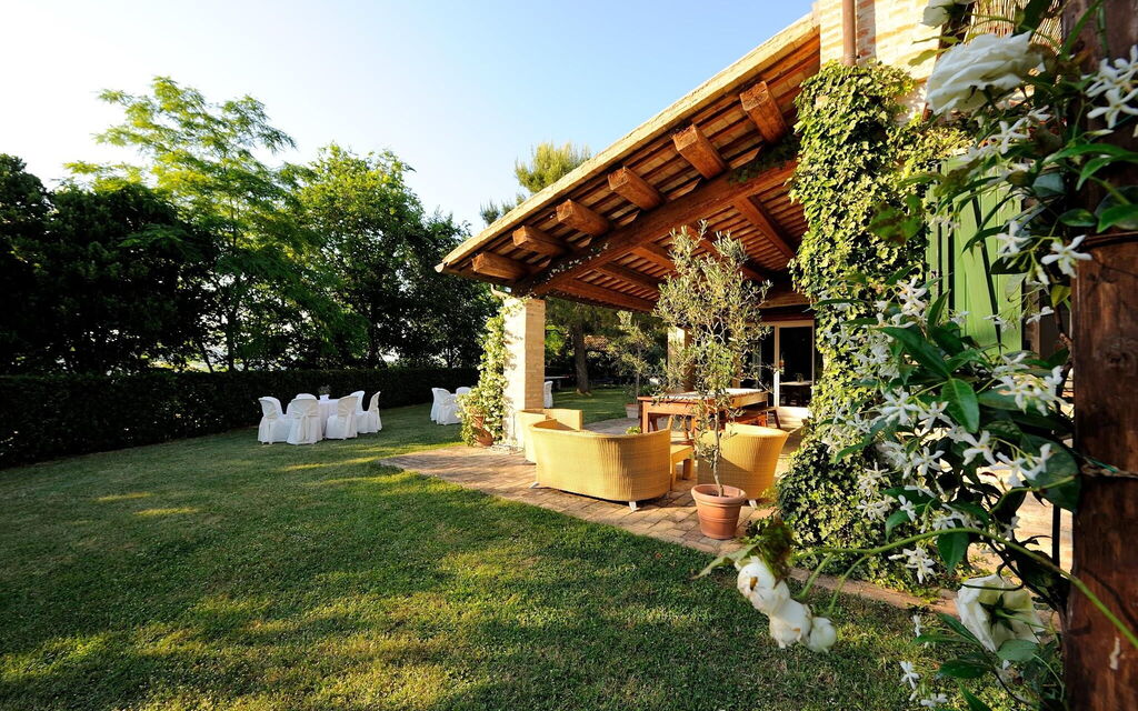 Villa Tombolina: villa-tombolina-colli-al-metauro-pesaro-urbino-patio