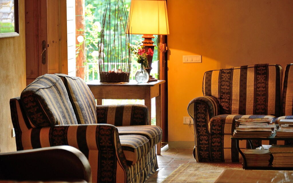 Villa Tombolina: villa-tombolina-colli-al-metauro-pesaro-urbino-living-room-detail