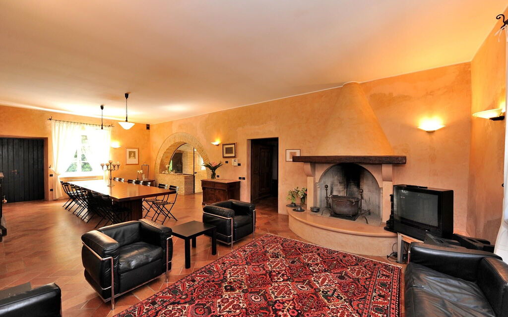 Villa Tombolina: villa-tombolina-colli-al-metauro-pesaro-urbino-living-room-lunchroom