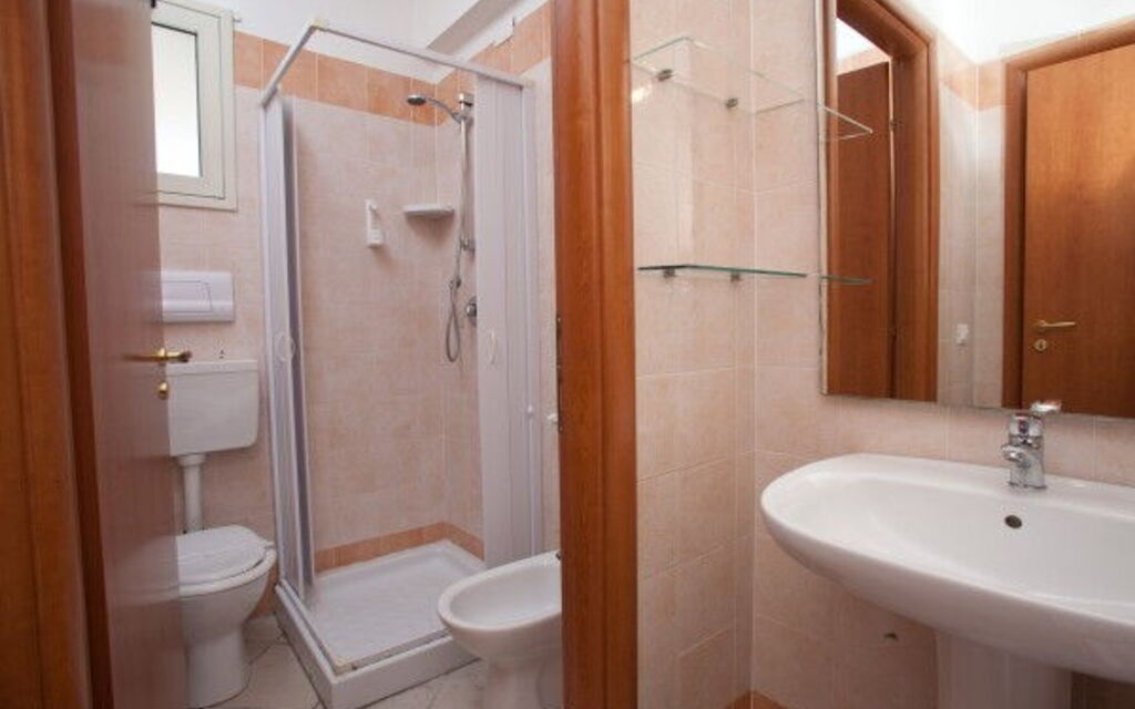 Baraka Apartments - : Autumn, Bathroom, Spring, Summer