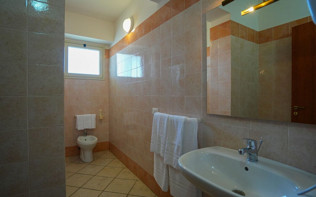 Baraka Apartments - : Autumn, Bathroom, Spring, Summer