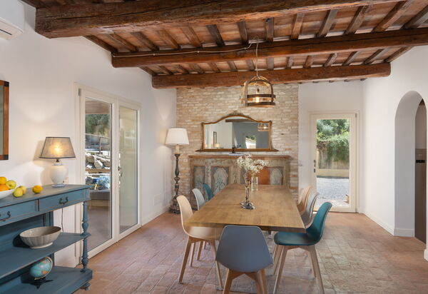 Villa Noemi: Autunno, Caratteristiche, Estate, Primavera, Sala da pranzo