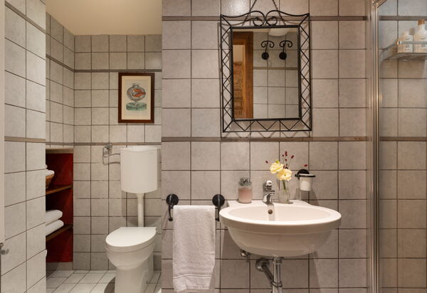 Villa Sunshine: Autumn, Bathroom, Spring, Summer