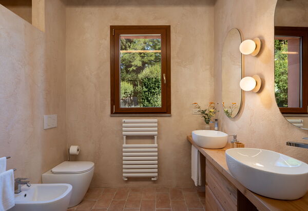Villa Sunshine: Autumn, Bathroom, Spring, Summer