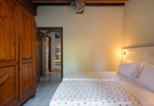 Villa Sunshine: Autumn, Bedroom, Spring, Summer