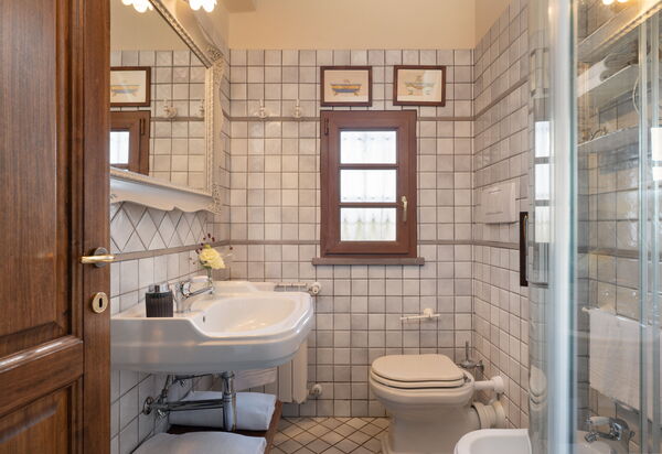 Villa Sunshine: Autumn, Bathroom, Spring, Summer