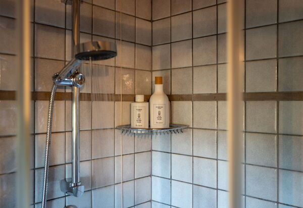Villa Sunshine: Autumn, Bathroom, Spring, Summer