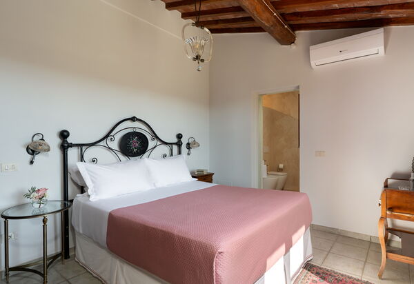 Villa Sunshine: Autumn, Bedroom, Spring, Summer