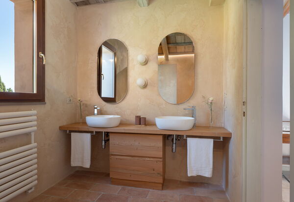 Villa Sunshine: Autumn, Bathroom, Spring, Summer