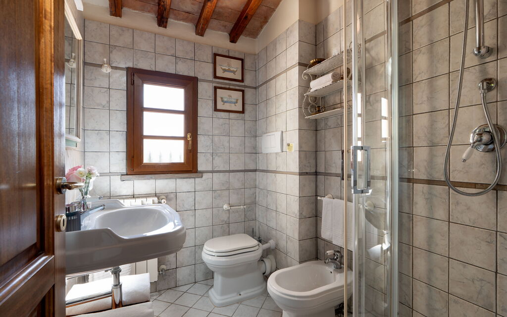 Villa Sunshine: Autunno, Bagno, Estate, Primavera