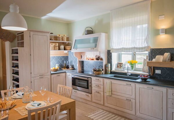 Villa Rugiada: Autunno, Caratteristiche, Cucina, Dettagli della stanza, Estate, Primavera, Sala da pranzo