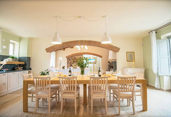 Villa Rugiada: Autunno, Caratteristiche, Cucina, Dettagli della stanza, Estate, Primavera, Sala da pranzo