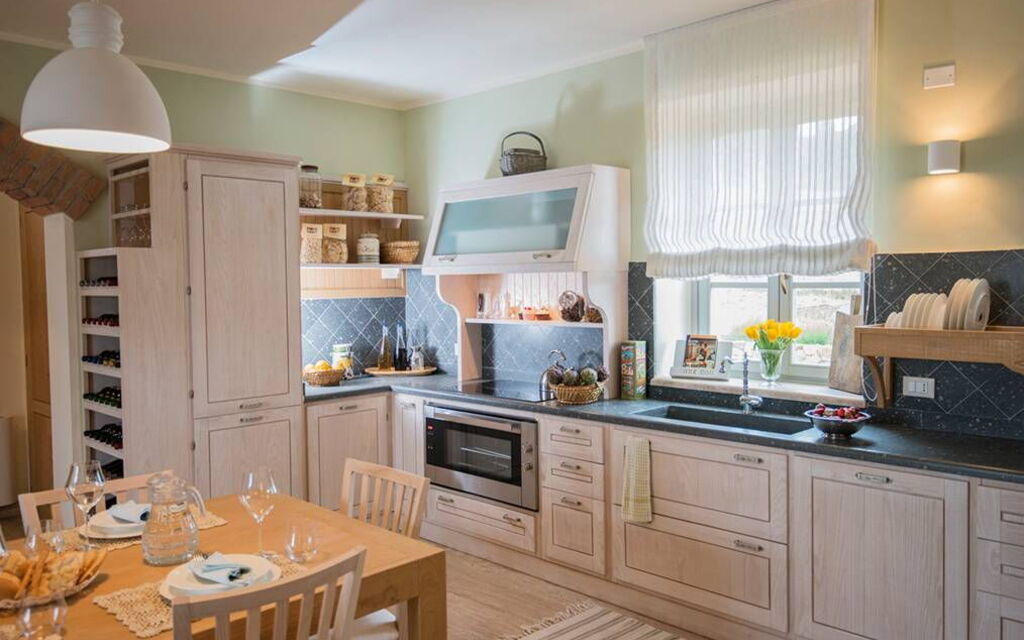 Villa Rugiada: Autunno, Caratteristiche, Cucina, Dettagli della stanza, Estate, Primavera, Sala da pranzo