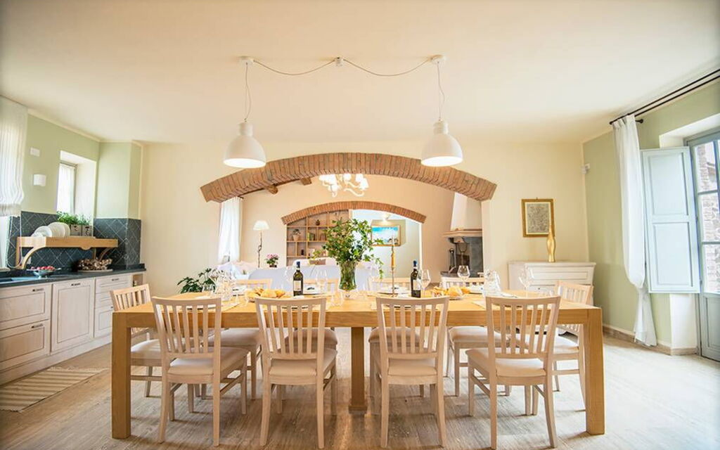 Villa Rugiada: Autunno, Caratteristiche, Cucina, Dettagli della stanza, Estate, Primavera, Sala da pranzo