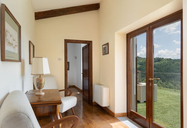 Villa Olivi - Subbiano, Toscana, Pool And Nature: Altra Stanza, Autunno, Caratteristiche, Dettagli della stanza, Estate, Primavera