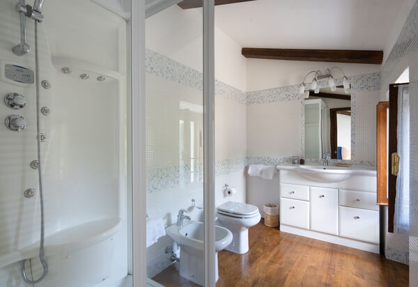 Villa Olivi - Subbiano, Toscana, Pool And Nature: Autunno, Bagno, Caratteristiche, Dettagli della stanza, Estate, Primavera