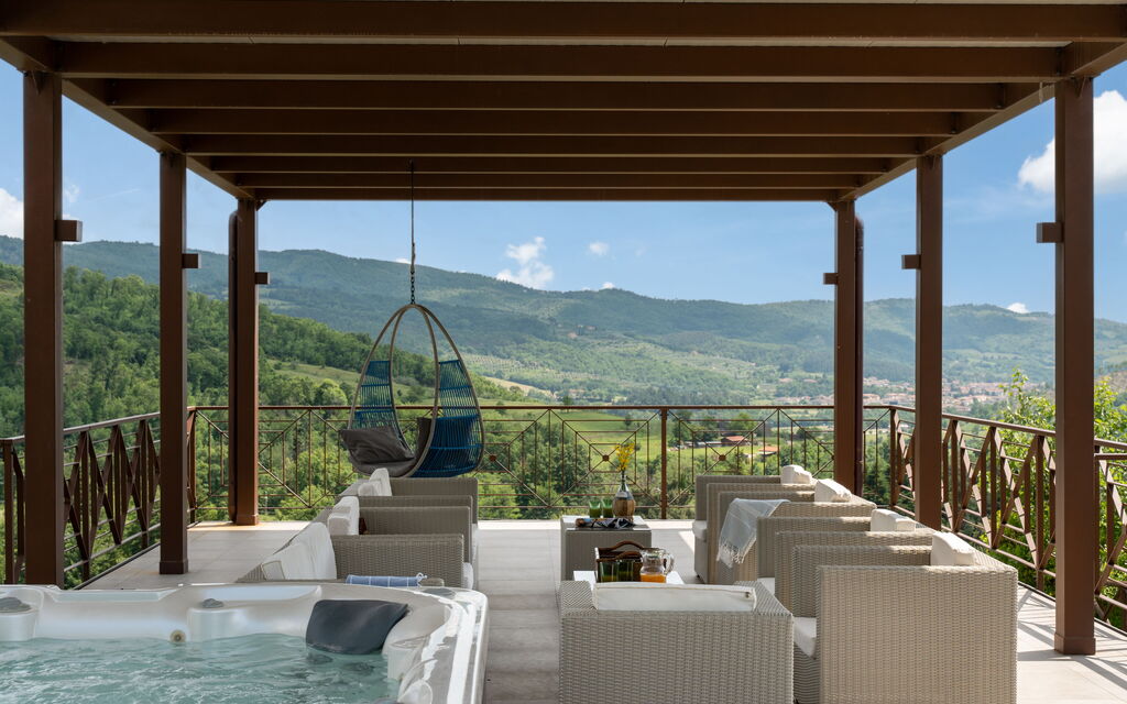Villa Castelluccio - Arezzo, Toscana: Amenities, Autumn, Building Exterior, Garden, Hot Tub, Spring, Summer