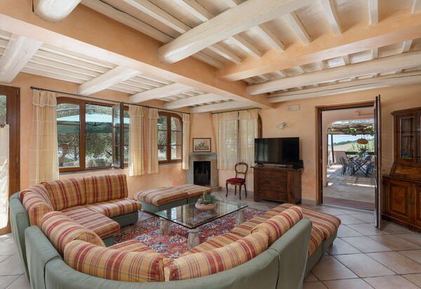 Villa Monte Bottigli: Autunno, Balcone / Terrazza / Patio, Entrata Principale, Estate, Esterni, Primavera, Soggiorno