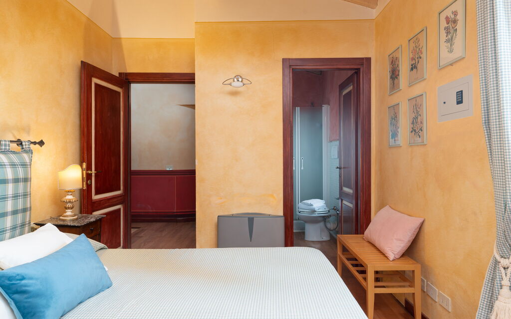 Villa Monte Bottigli: Autumn, Bathroom, Bedroom, Spring, Summer