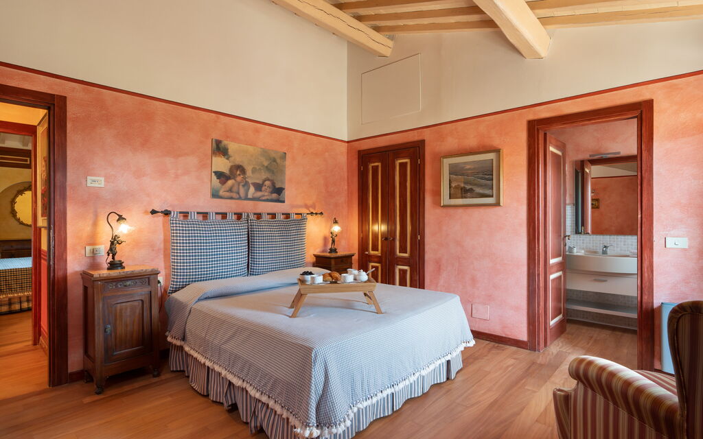 Villa Monte Bottigli: Bedroom 4 showing bathroom
