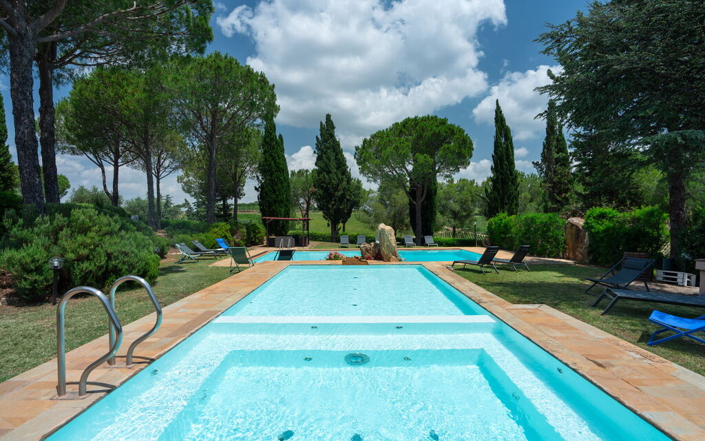 Villa Monte Bottigli: Building Exterior, Garden, Hot Tub, Outdoor, Pool, Summer