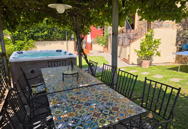Shaleo, Private Pool & Jacuzzi, Marliana: Autumn, Hot Tub, Spring, Summer