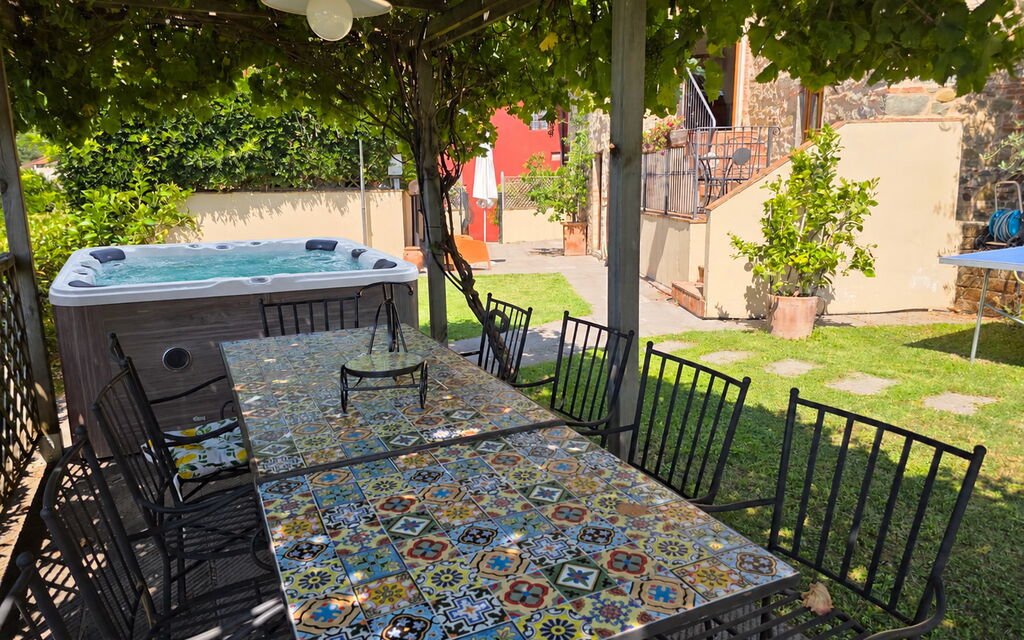 Shaleo, Private Pool & Jacuzzi, Marliana: Autumn, Hot Tub, Spring, Summer