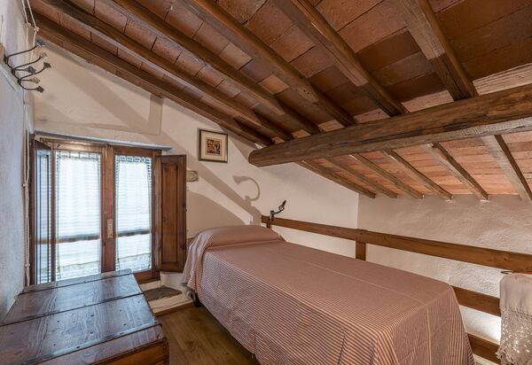 Casa Anita - Castellina In Chianti - Granaio, Toscana: Amenities, Autumn, Bedroom, Room Detail, Spring, Summer