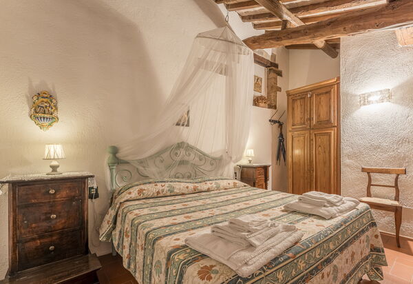 Casa Anita - Castellina In Chianti - Granaio, Toscana: Amenities, Autumn, Bedroom, Room Detail, Spring, Summer