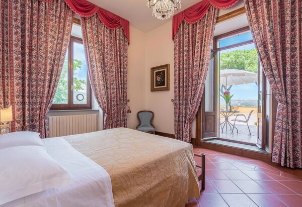 Villa Licia, Val D'orcia, Private Pool, Jacuzzi: Amenities, Autumn, Bedroom, Room Detail, Spring, Summer