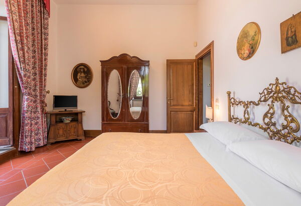 Villa Licia, Val D'orcia, Private Pool, Jacuzzi: Amenities, Autumn, Bedroom, Room Detail, Spring, Summer