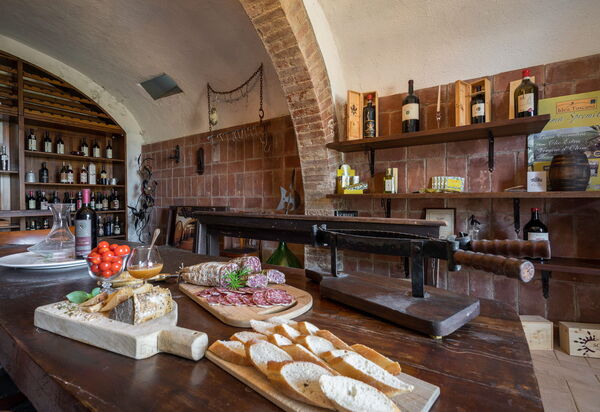 Villa Licia, Val D'orcia, Private Pool, Jacuzzi: Amenities, Autumn, Building Exterior, Dining Room, Room Detail, Spring, Summer