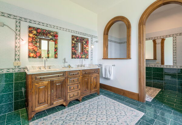 Villa Licia, Val D'orcia, Private Pool, Jacuzzi: Amenities, Autumn, Bathroom, Room Detail, Spring, Summer