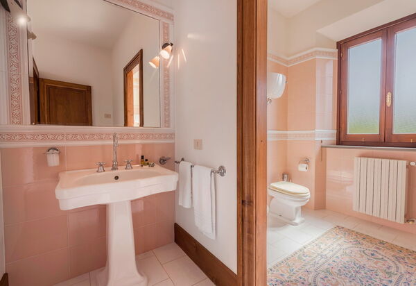 Villa Licia, Val D'orcia, Private Pool, Jacuzzi: Amenities, Autumn, Bathroom, Room Detail, Spring, Summer