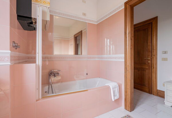 Villa Licia, Val D'orcia, Private Pool, Jacuzzi: Amenities, Autumn, Bathroom, Room Detail, Spring, Summer