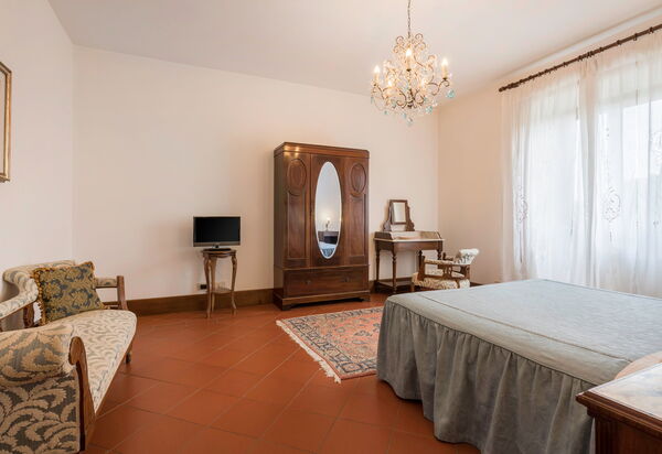 Villa Licia, Val D'orcia, Private Pool, Jacuzzi: Amenities, Autumn, Bedroom, Room Detail, Spring, Summer