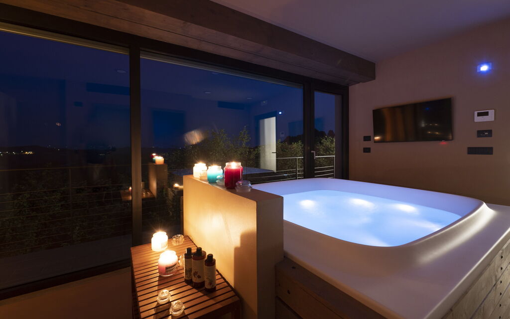 Relais Casa Clara - Roero - Langhe, Piemonte: Autumn, Hot Tub, Spring, Summer