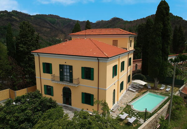 Massarosa Front Lake, The Gargoyles: Autunno, Estate, Esterni, Primavera