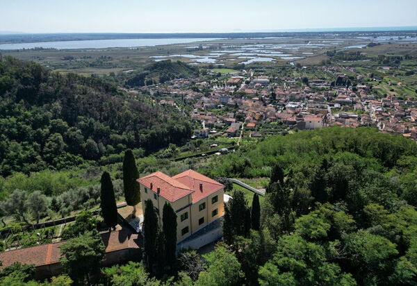 Massarosa Front Lake, The Gargoyles: Autunno, Estate, Esterni, Primavera
