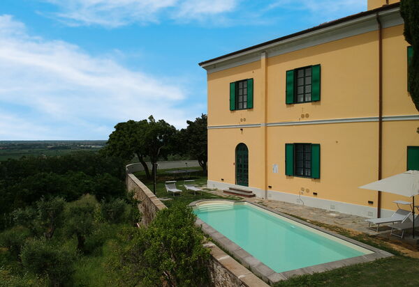 Massarosa Front Lake, The Gargoyles: Autunno, Giardino, Inverno, Piscina, Primavera