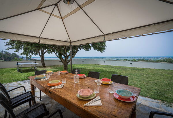 Massarosa Front Lake, The Gargoyles: Autunno, Estate, Esterni, Giardino, Primavera