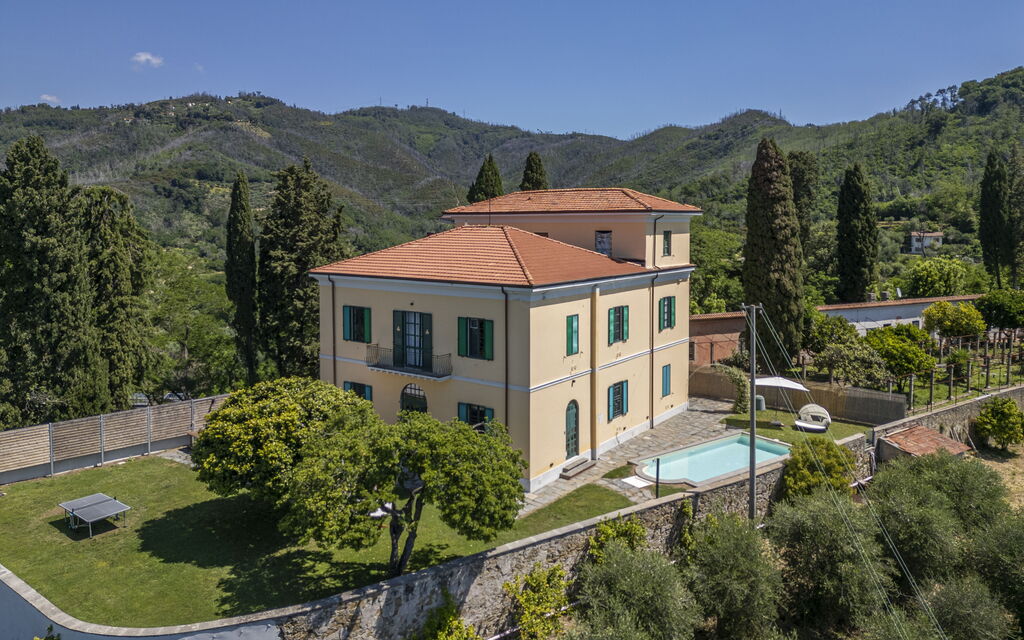 Massarosa Front Lake, The Gargoyles: Autunno, Estate, Giardino, Piscina, Primavera