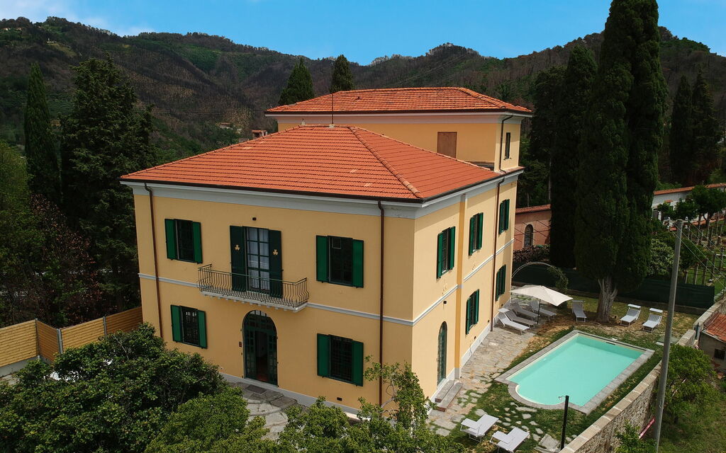 Massarosa Front Lake, The Gargoyles: Autunno, Estate, Esterni, Primavera