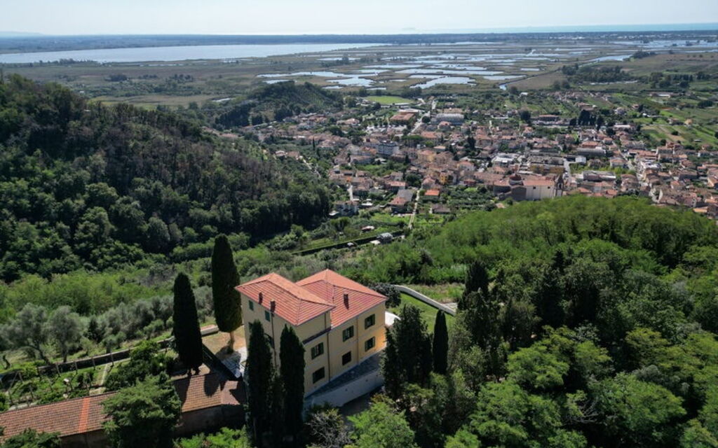 Massarosa Front Lake, The Gargoyles: Autunno, Estate, Esterni, Primavera