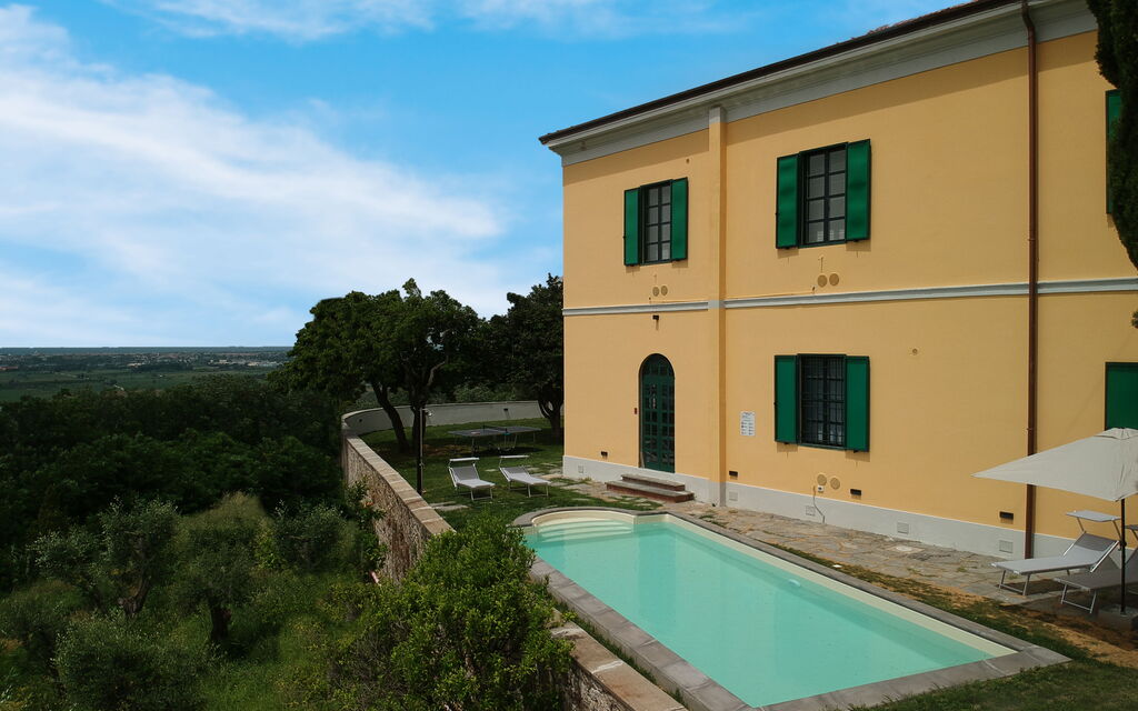 Massarosa Front Lake, The Gargoyles: Autunno, Giardino, Inverno, Piscina, Primavera