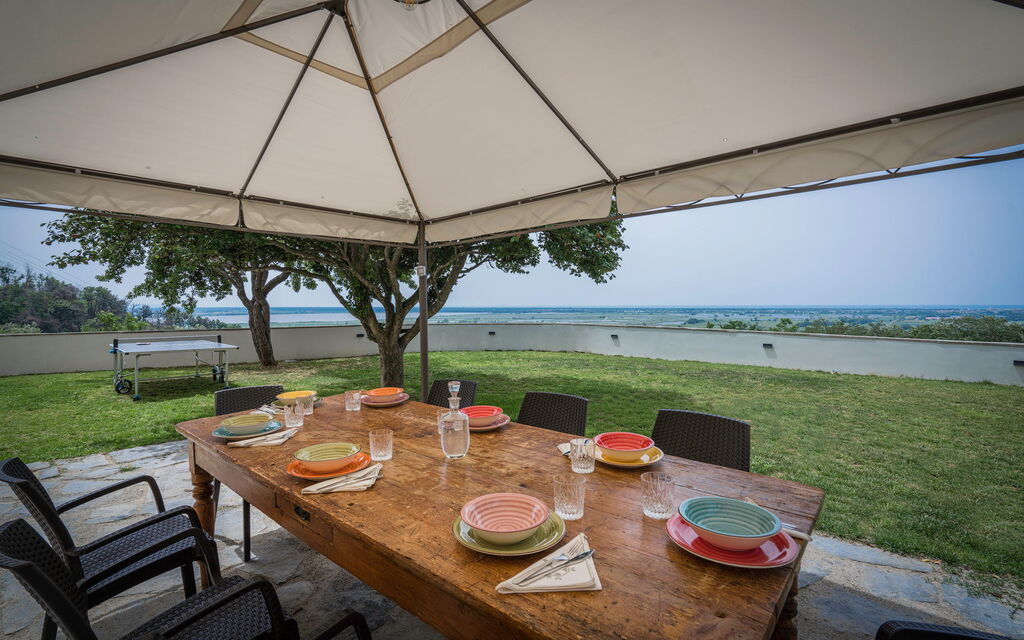 Massarosa Front Lake, The Gargoyles: Autunno, Estate, Esterni, Giardino, Primavera