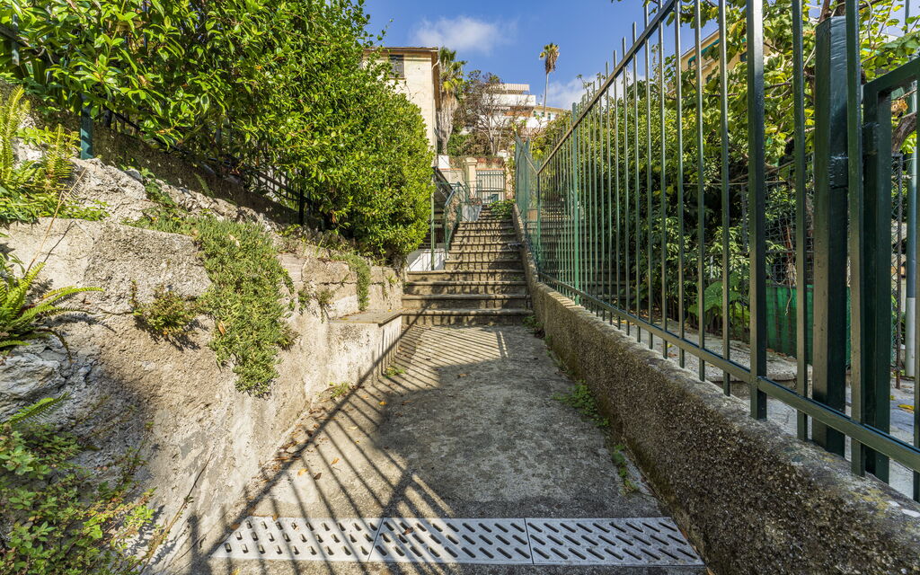A Un Minuto Dal Mare - Bogliasco, Liguria: Autumn, Building Exterior, Garden, Spring, Summer