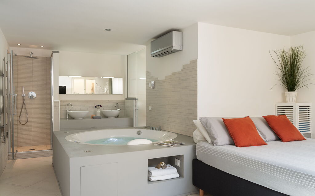 Luxury Green Marignana Villa, Versilia, Pool, Ac, Sauna: Autumn, Bedroom, Spring, Summer